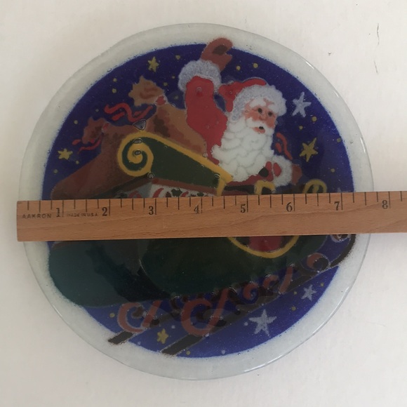 Peggy Karr Santa in Flight 8" Fused Glass Christmas Plate NIB - signed - Picture 3 of 6